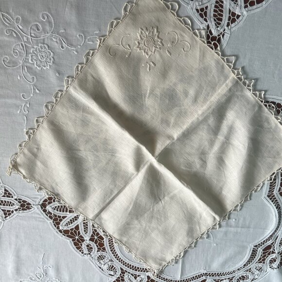 Vintage Linen Dinner Napkins Tatted Crocheted Edge Embroidered Set of 5 - Picture 5 of 11
